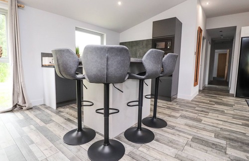 Wennington Cottage | BOX TREE ESCAPES, family friendly, with hot tub in Kirkby Lonsdale