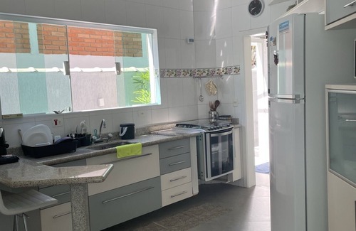 Guaruja House | Casa Ideal em Guarujá à 800m da Praia, com Piscina e em Condomínio Familiar