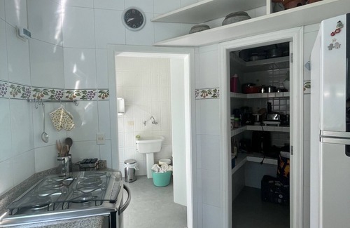 Guaruja House | Casa Ideal em Guarujá à 800m da Praia, com Piscina e em Condomínio Familiar