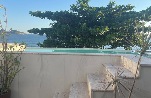 Barra da Tijuca Apartment | Penthouse facing the sea, building with services Opposite Pepê beach, nearby market