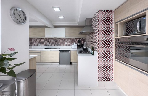 Barra da Tijuca House | Casa Champagne com Piscina e Espaço Gourmet Sofisticados e Acesso à Praia