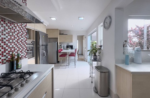 Barra da Tijuca House | Casa Champagne com Piscina e Espaço Gourmet Sofisticados e Acesso à Praia