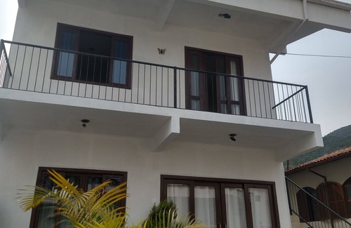 Costeira do Pirajubae House | Uma Excelente Opção Para Quem Chega na Ilha e Deseja Ficar no Centro de Tudo