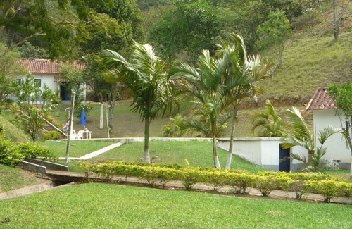 Mendes House | 8 bedrooms, main house and guest house, 5 bathrooms, swimming pool, games room, barbecue area.