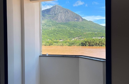 Ilha dos Araujos Apartment | Flat with views of Rio Doce and Pico da Ibituruna, we accept pets.