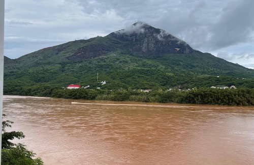 Ilha dos Araujos Apartment | Flat with views of Rio Doce and Pico da Ibituruna, we accept pets.