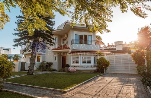 Jurere House | High Standard, Heated Pool, 6 Suites, Jurere Internacional, 100 meters from the sea.