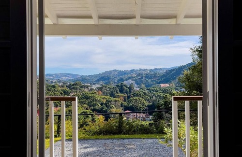 Campos do Jordao Cabin | Casa Blanca em Condomínio Fechado no Capivari Para Toda Família e pet