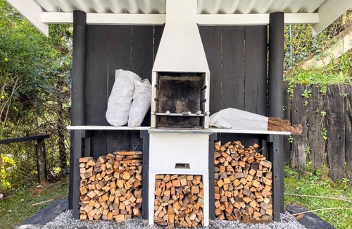 Campos do Jordao Cabin | Casa Blanca em Condomínio Fechado no Capivari Para Toda Família e pet