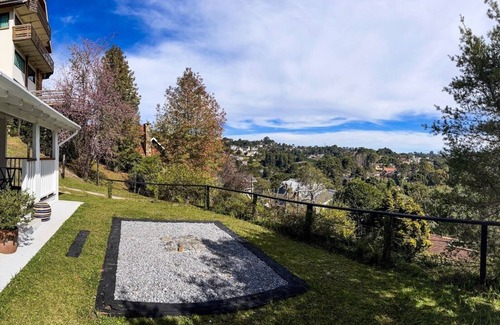 Campos do Jordao Cabin | Casa Blanca em Condomínio Fechado no Capivari Para Toda Família e pet