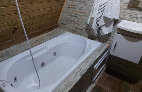 Juquitiba Ski Chalet | Linda Casa na Árvore, Rodeado por Vegetação Exuberante e os Sons da Natureza