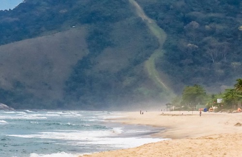 Maresias Ski Chalet | Very cozy romantic townhouse with air conditioning - 5 minutes from the beach!