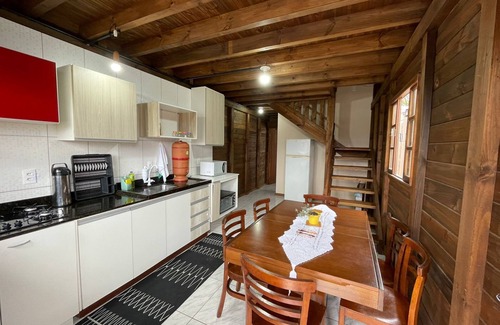 Rio Vermelho Norte Ski Chalet | Woody House Chalé - O Refúgio Para sua Família na Praia em Florianópolis