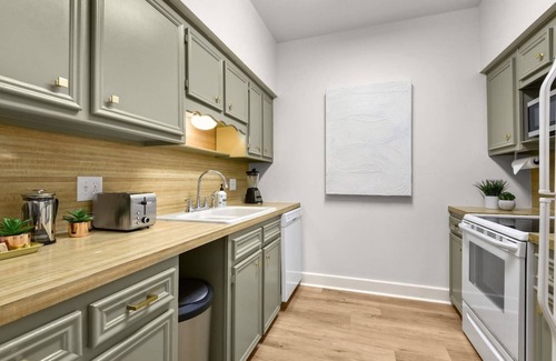 Mid City South House | BR Stylish Retreat w/Fenced Patio! 2K Lux Stay!
