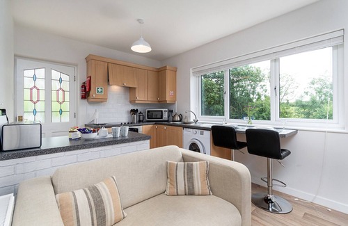 Hendrerwydd Cottage | Bracdy Cottage - One Bedroom Cottage, Sleeps 2