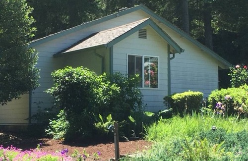 Alvadore Cottage | Bracken Hill Guest House - Quiet country retreat near Eugene and wineries