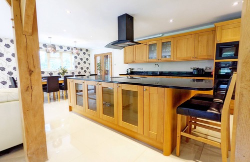 Angmering Cottage | Brackenside , Angmering - a country house that sleeps 12 guests in 6 bedrooms
