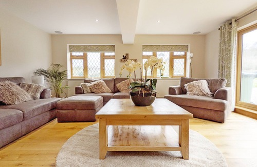 Angmering Cottage | Brackenside , Angmering - a country house that sleeps 12 guests in 6 bedrooms