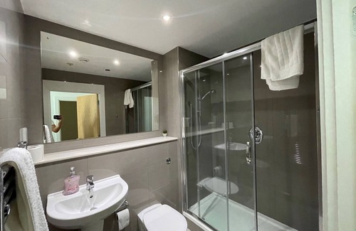 Bracknell Apartment | Bracknell Gorgeous Modern Two Bedroom Apartment