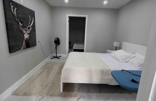 Innisfil House | Bradford Luxe Haven S