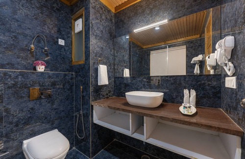 Ghiyagi Hotel | Bradhi - Riverside Resort Jibhi
