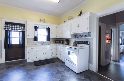 Mount Airy House | Bradley Cottage in the heart of "Mayberry"
