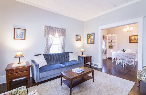 Mount Airy House | Bradley Cottage in the heart of "Mayberry"
