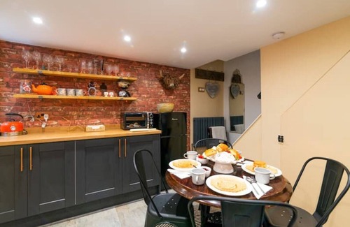 Buxton Cottage | Bradwell Derbyshire Peak District Cottage ❤️ Dogs