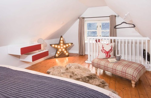 West Linton Cottage | BRAEMAR- Pretty village location close to Edinburgh attractions, cosy pub nearby