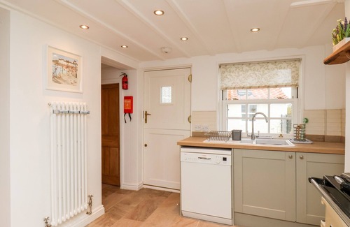 Fylingthorpe House | BRAESIDE, pet friendly, with open fire in Fylingthorpe