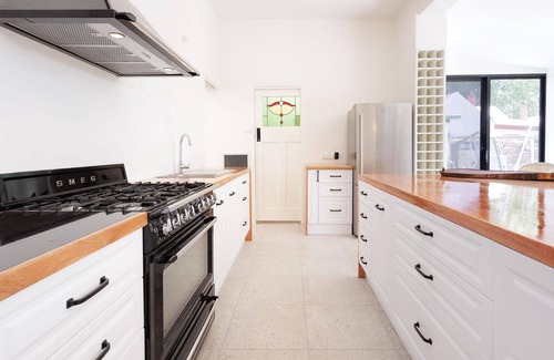 Albury House | Braeside- Victoria St's Secret - Gorgeous four bedroom, two bathroom Federation style central home