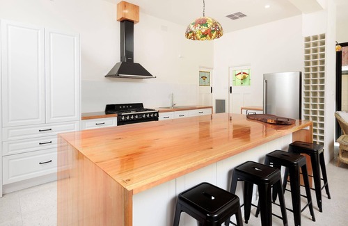 Albury House | Braeside- Victoria St's Secret - Gorgeous four bedroom, two bathroom Federation style central home
