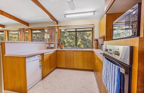 Lakes Entrance House | Braeview: Sitting among the tree tops in a peaceful bush setting