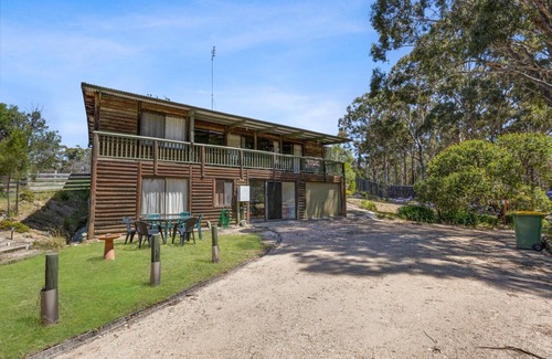 Lakes Entrance House | Braeview: Sitting among the tree tops in a peaceful bush setting