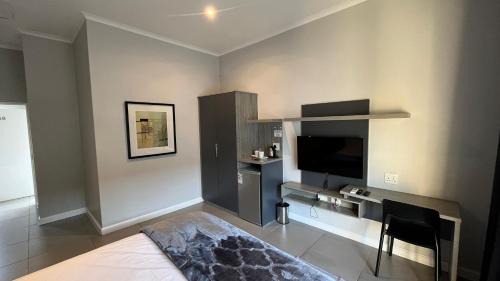 Greater Johannesburg Metropolitan Area Apartment | Braham Apartments - The Oasis 48B