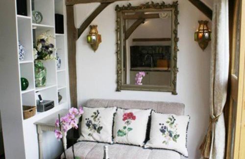 Turville House | Bramble Bank 'CartShed'-1 Bed Cottage-Sleeps 2