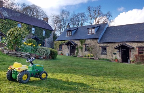 Boncath Cottage | Bramble Cottage - sleeps 6 guests in 3 bedrooms
