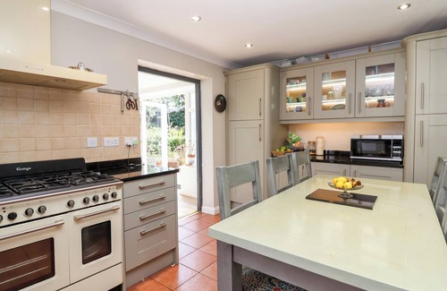 Chapmanslade Cottage | BRAMBLE END, pet friendly, with open fire in Frome