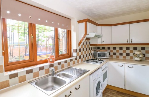 Swadlincote Cottage | BRAMBLE GRANGE, family friendly, with hot tub in Overseal