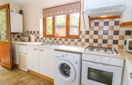 Swadlincote Cottage | BRAMBLE GRANGE, family friendly, with hot tub in Overseal
