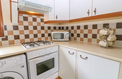 Swadlincote Cottage | BRAMBLE GRANGE, family friendly, with hot tub in Overseal