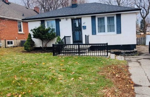 Queen Street Corridor House | Brampton Haven: Your Perfect Homen