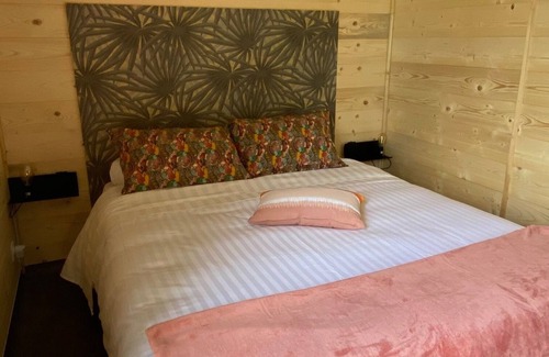 Saint-Martin-Belle-Roche Bed & Breakfast | Brand-new, cocooning cottage in a quiet, wooded garden 3 minutes from the freeway!