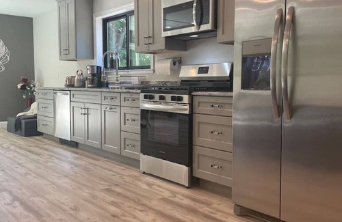 Alta Sierra House | Brand New 1,000 sq' Guesthouse on Gorgeous Gated Estate! Hot Tub Chef's Kitchen