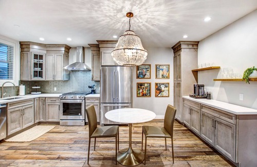 Sonoma House | Brand New 1 Bedroom Luxury Bungalow steps from Sonoma Plaza