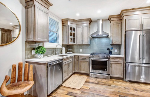Sonoma House | Brand New 1 Bedroom Luxury Bungalow steps from Sonoma Plaza