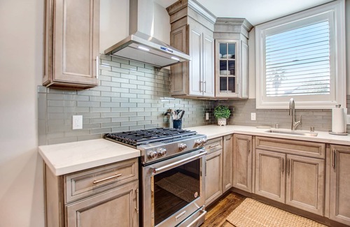 Sonoma House | Brand New 1 Bedroom Luxury Bungalow steps from Sonoma Plaza