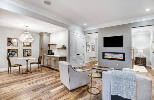 Sonoma House | Brand New 1 Bedroom Luxury Bungalow steps from Sonoma Plaza