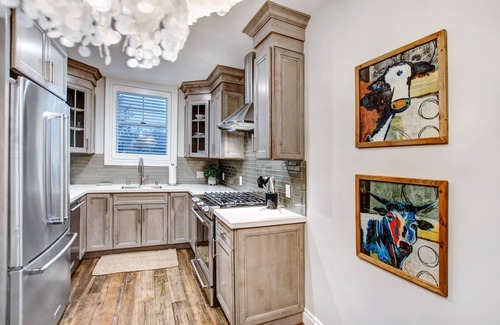 Sonoma House | Brand New 1 Bedroom Luxury Bungalow steps from Sonoma Plaza