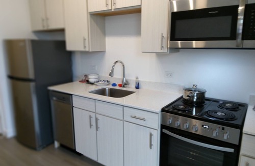 Naperville Apartment | Brand New 1-bedroom, Full kitchen, stove, new Appliances, Washer/Dryer, Gym